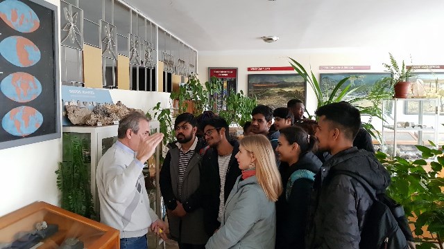 Під час екскурсії в геологічному музеї.